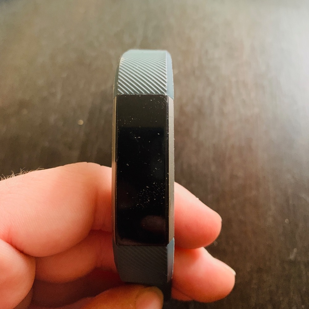 Alta fit bit with 2 extra bands and charger